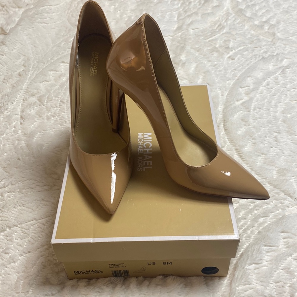 Patent leather bone size 8 Michael kors pumps